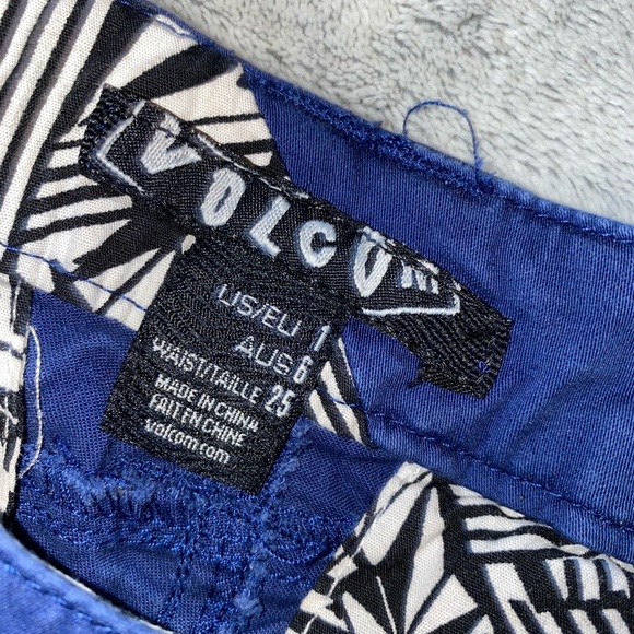 Volcom shorts - Picture 3 of 3
